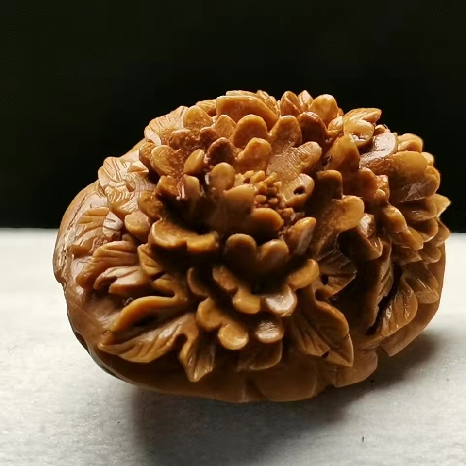 纯手工雕刻花开富贵，采用大桃核为原料雕刻
