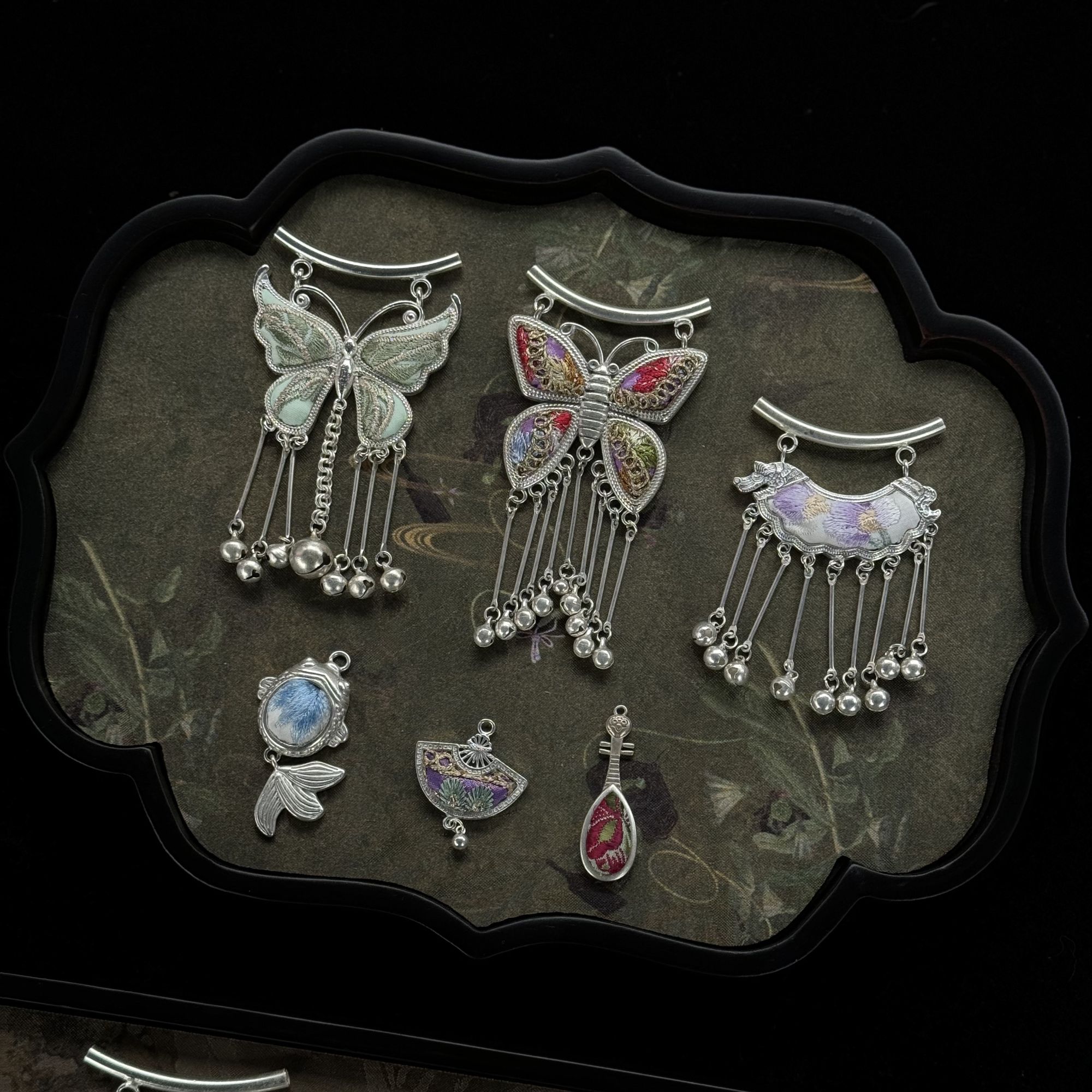 蜜瓜分队 | 非遗苗绣蝴蝶挂坠