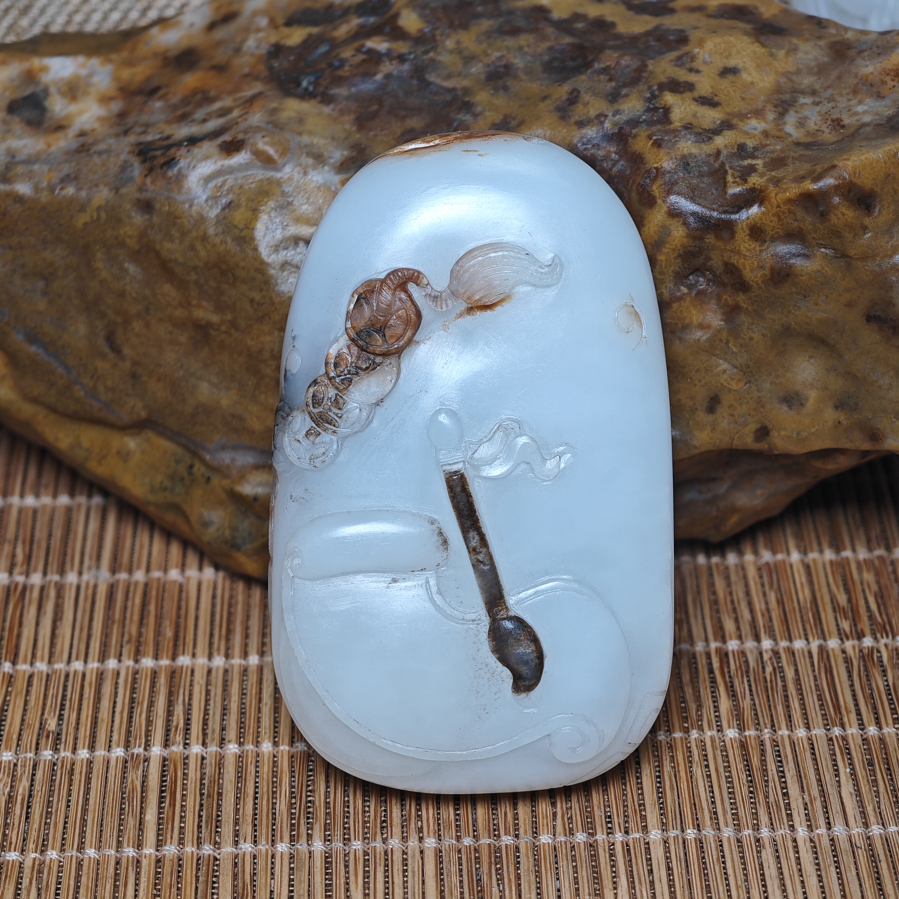 和田玉，黑皮料，金榜题名大挂坠。