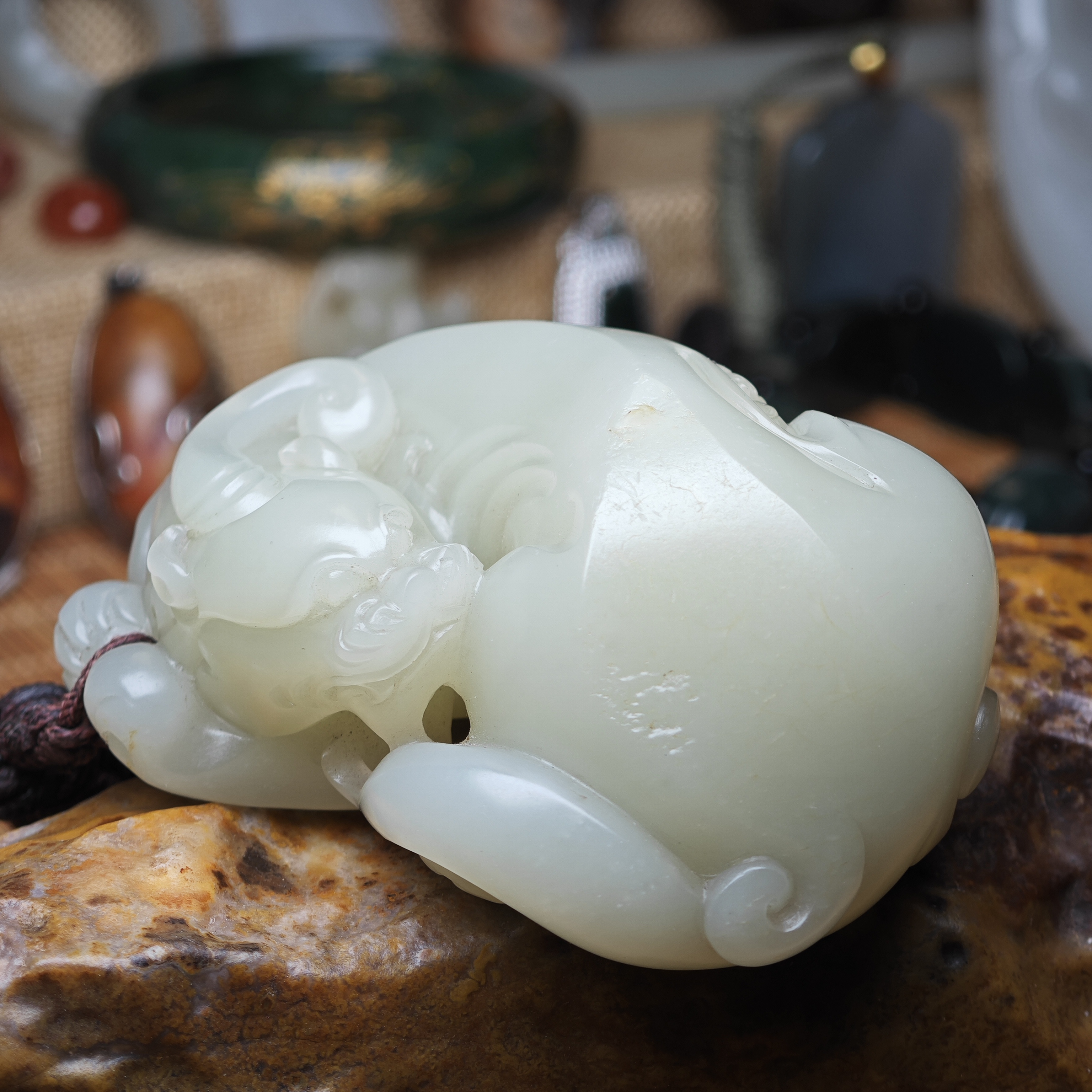 和田玉独籽貔貅手把件，带毛孔。高品质和田玉。