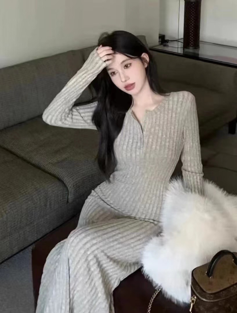 新款韩版长袖修身显瘦坑条v领针织连衣裙过膝长裙打底裙法式开叉