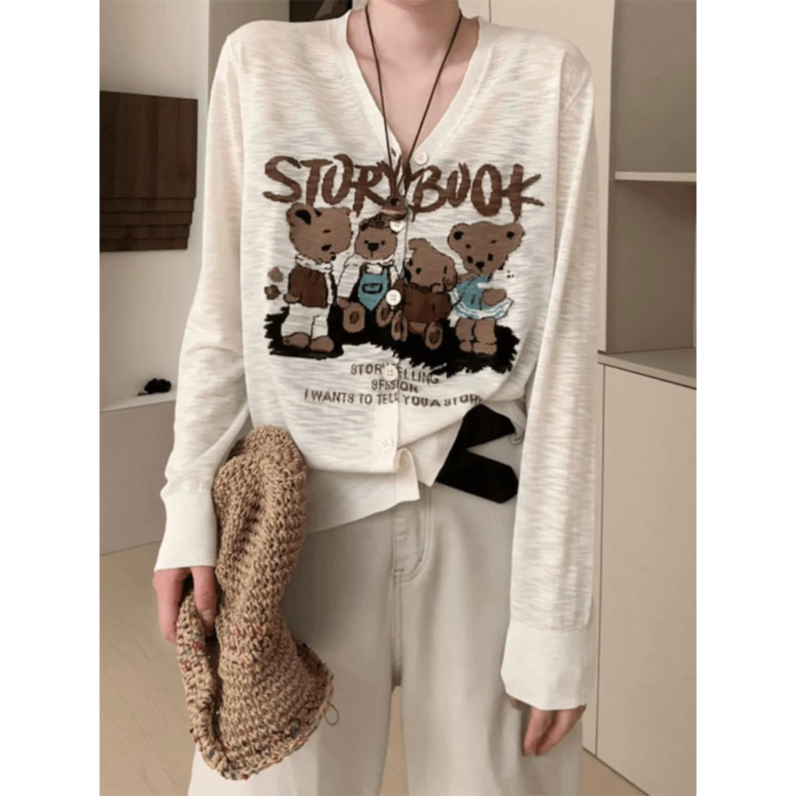 /小熊一家/ 气质V领小熊提花薄款针织开衫 93305