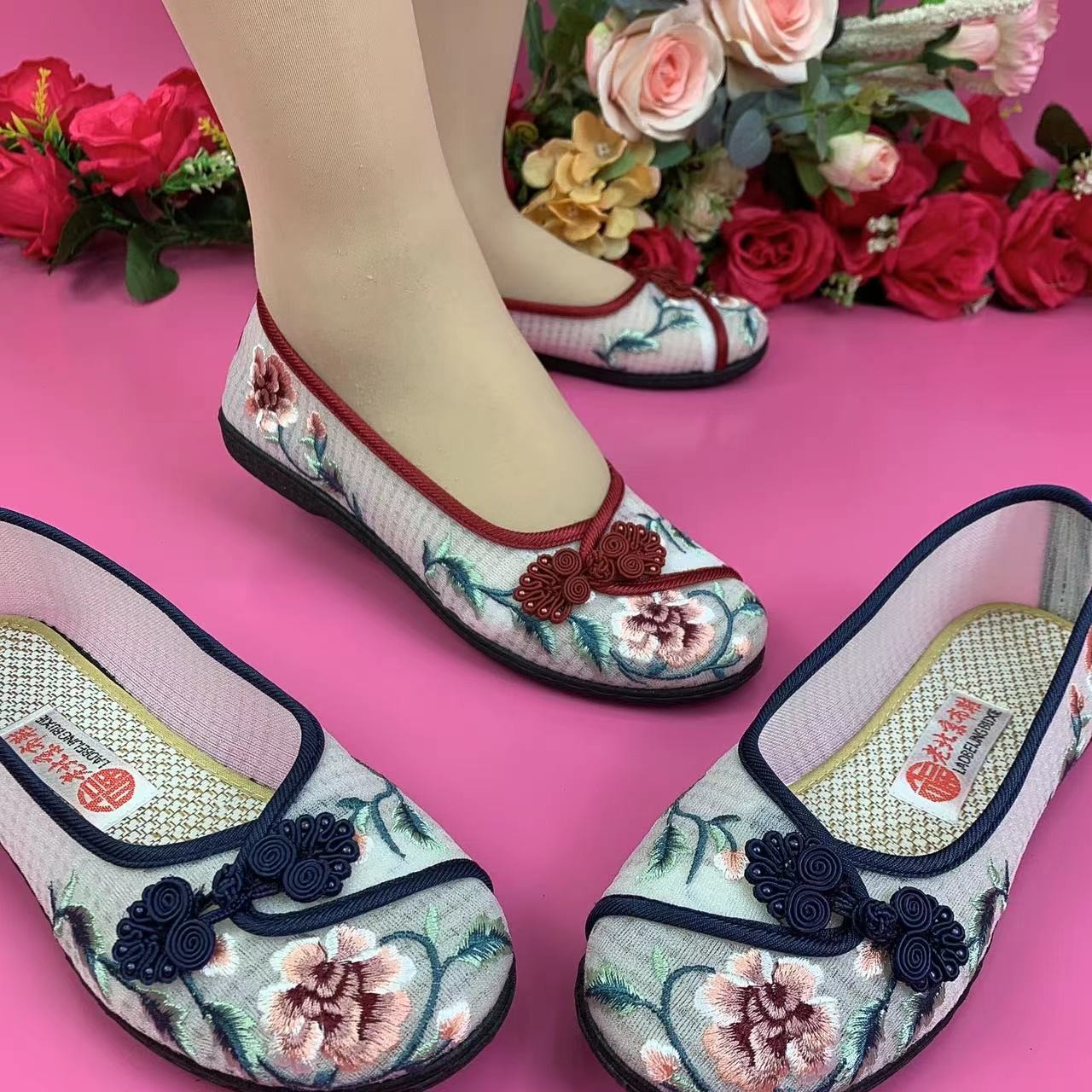 老北京布鞋女新款民族风绣花鞋软底防滑妈妈鞋