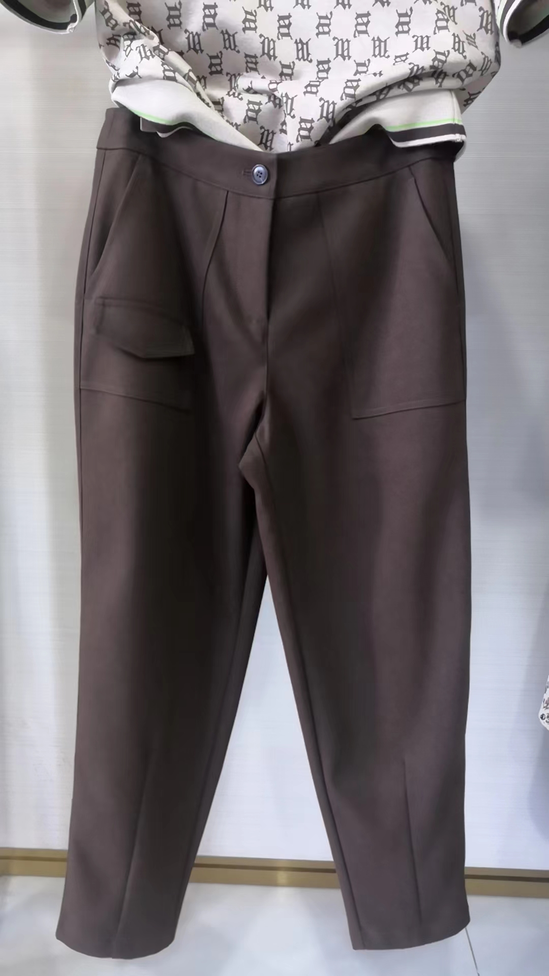 姚领YAOLY工装显瘦版型小脚裤，面料耐磨耐刮，前襟贴袋，休闲时尚。