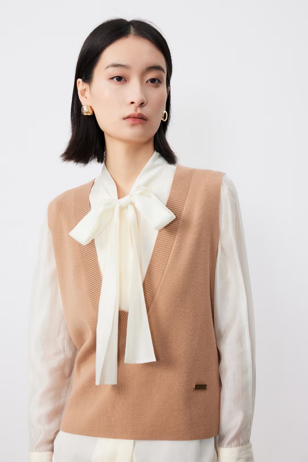 姚领YAOLY咖色羊毛坎肩实穿又耐看，配上专属品牌logo，简约又大牌