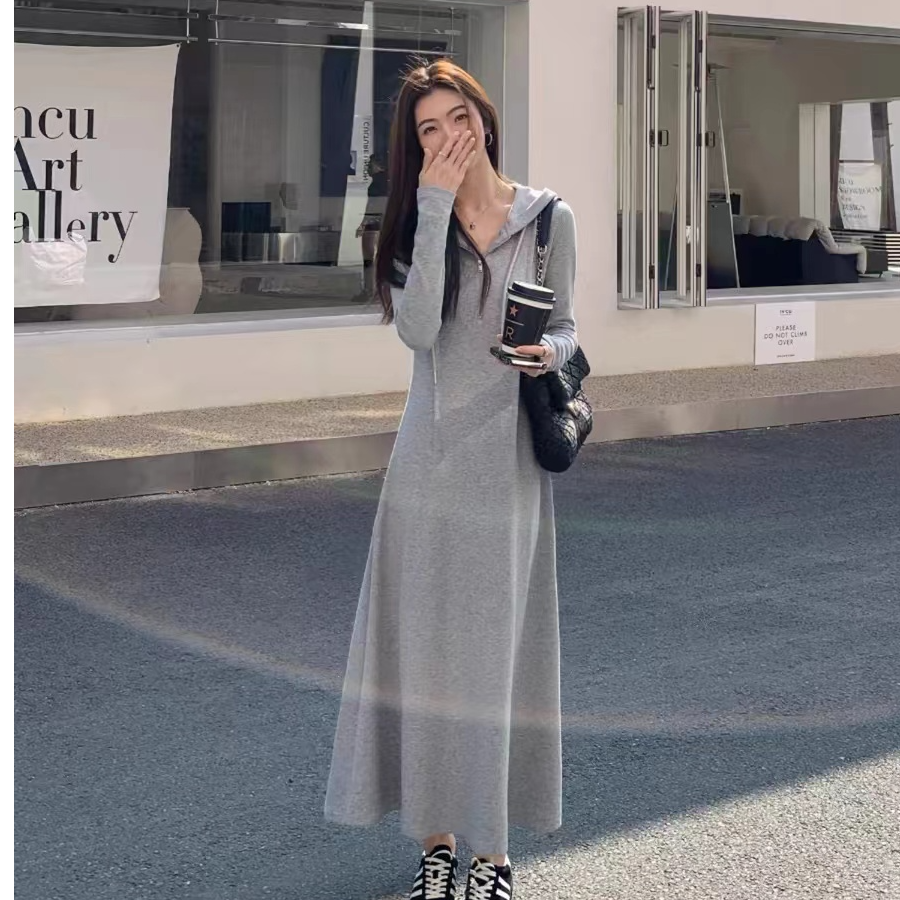 D653 黑色连帽针织连衣裙女休闲小众设计感显瘦卫衣裙子长裙