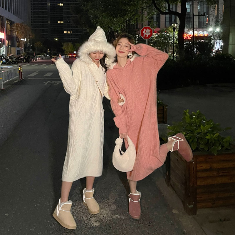 糖果女孩连帽粉色打底针织连衣裙女秋冬季新款加厚长款麻花毛衣裙