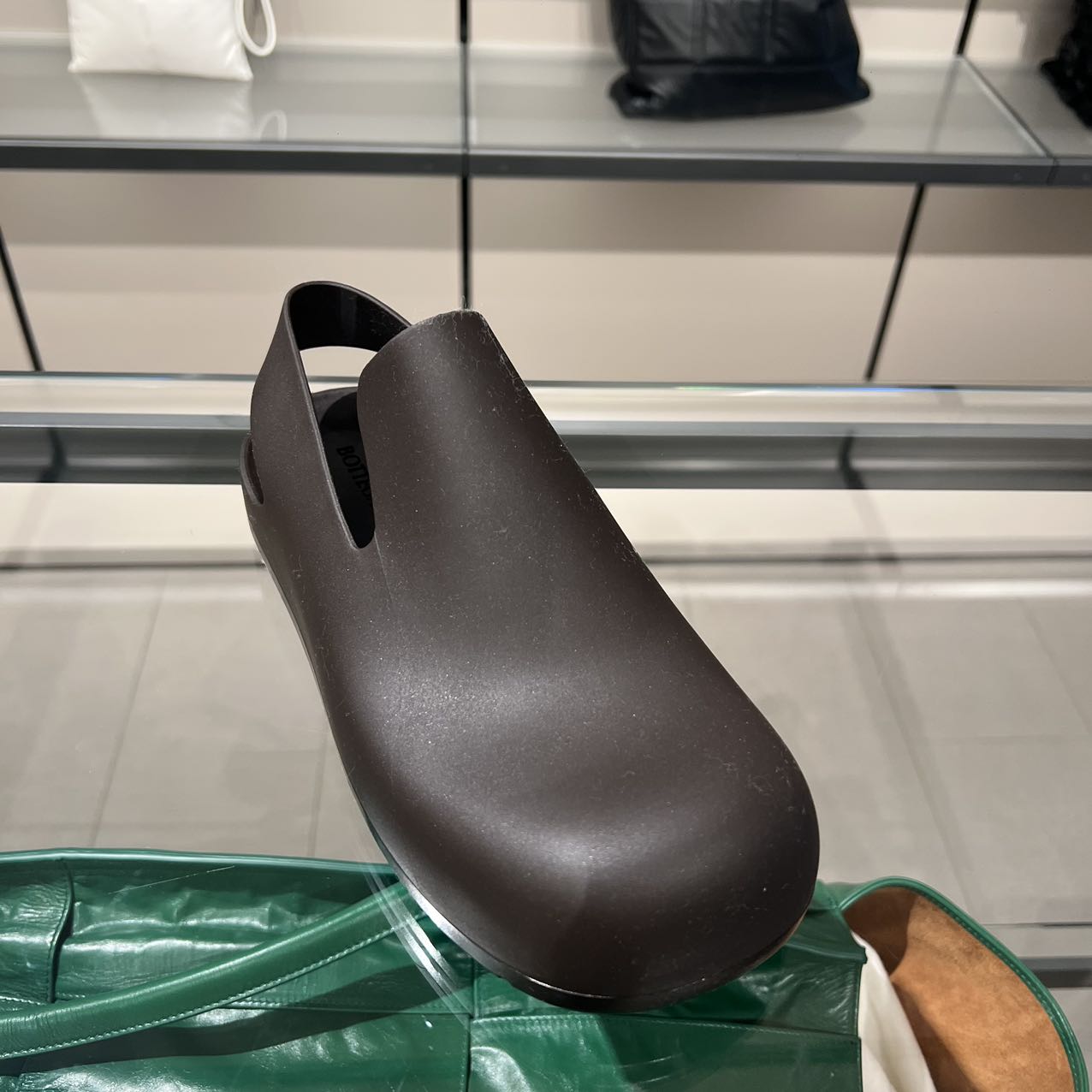 全新未使用 BOTTEGA VENETA/葆蝶家 /Angela/深咖色男士橡胶凉鞋
