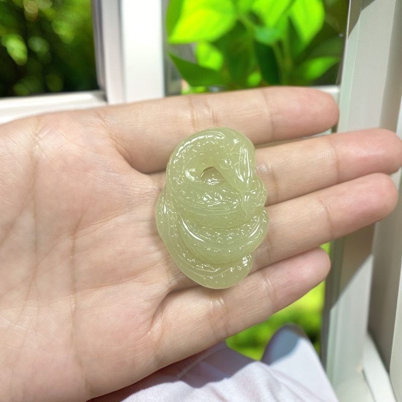 和田玉手工雕刻蛇挂件黄口料精美时尚轻奢气质镶嵌粉青精雕