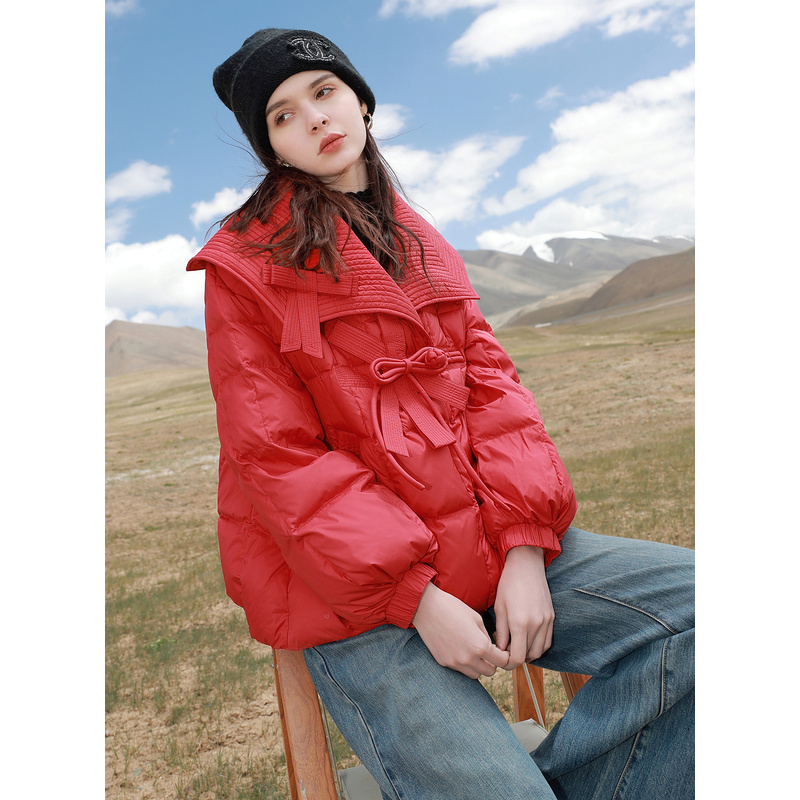 三彩2023冬季新款大翻领蝴蝶结盘扣宽松羽绒服白鸭绒面包服女