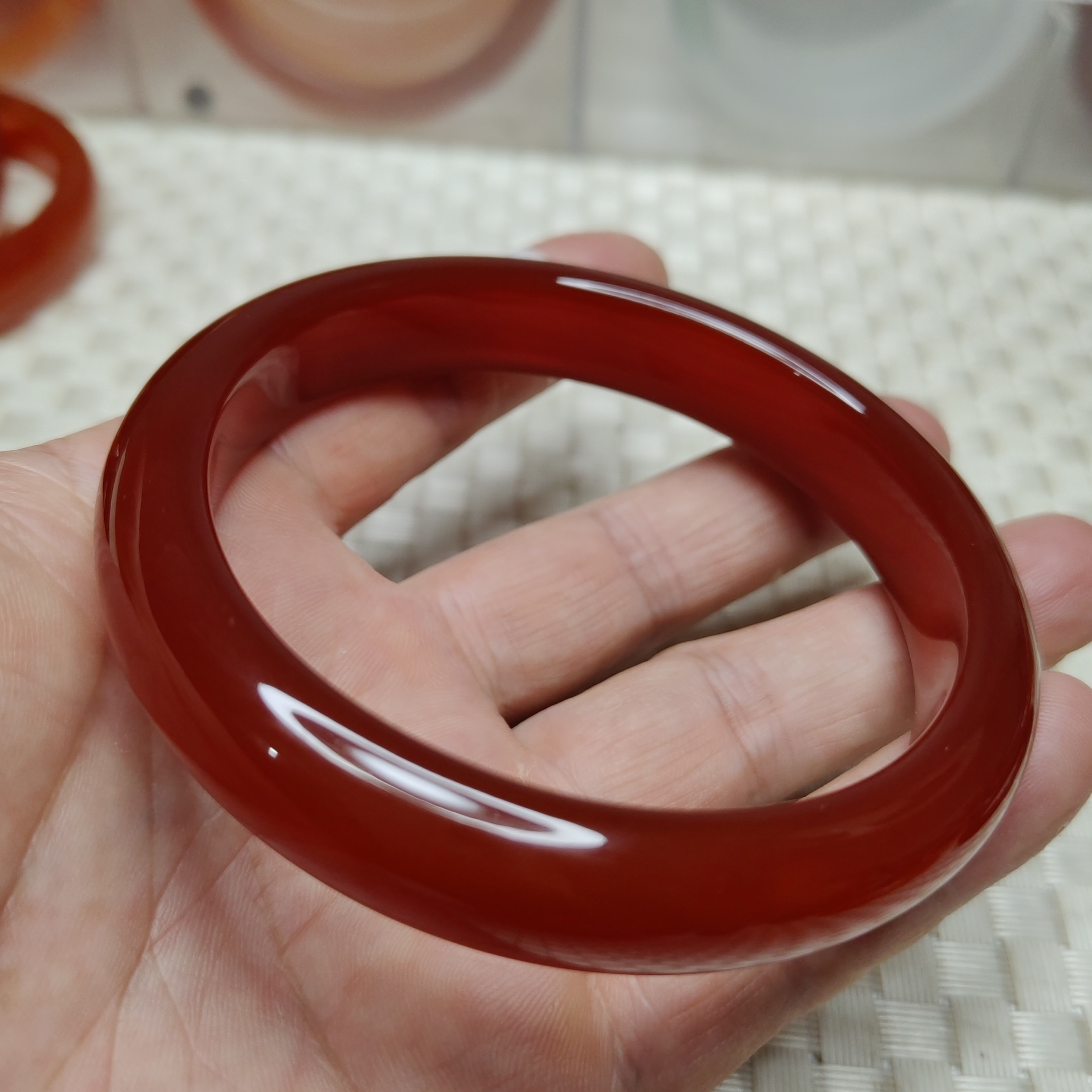 天然精品中国红玛瑙经典款中国红玛瑙玉髓妈妈手镯，多样性发货