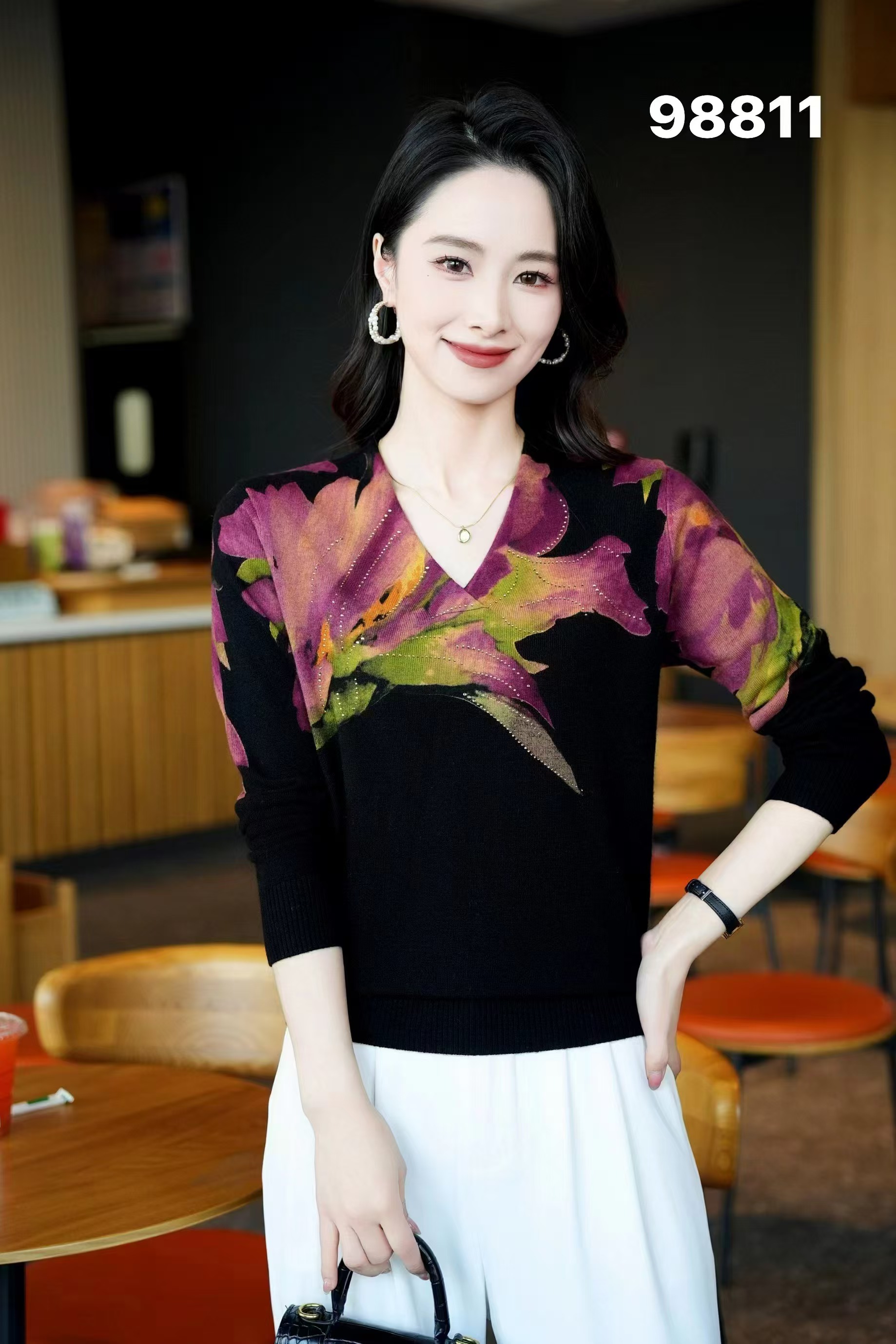 时尚高端简约印花V领羊毛衫