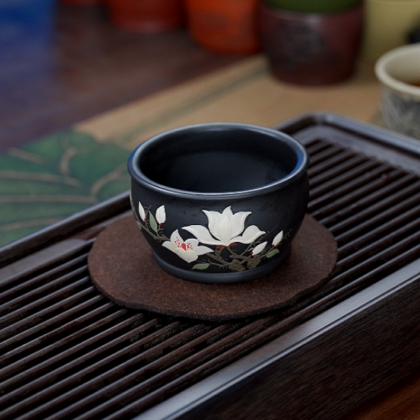 8055 宜兴原矿紫砂茶具  石黄泥料堆绘玉兰花主人品茗杯 NX 180ML