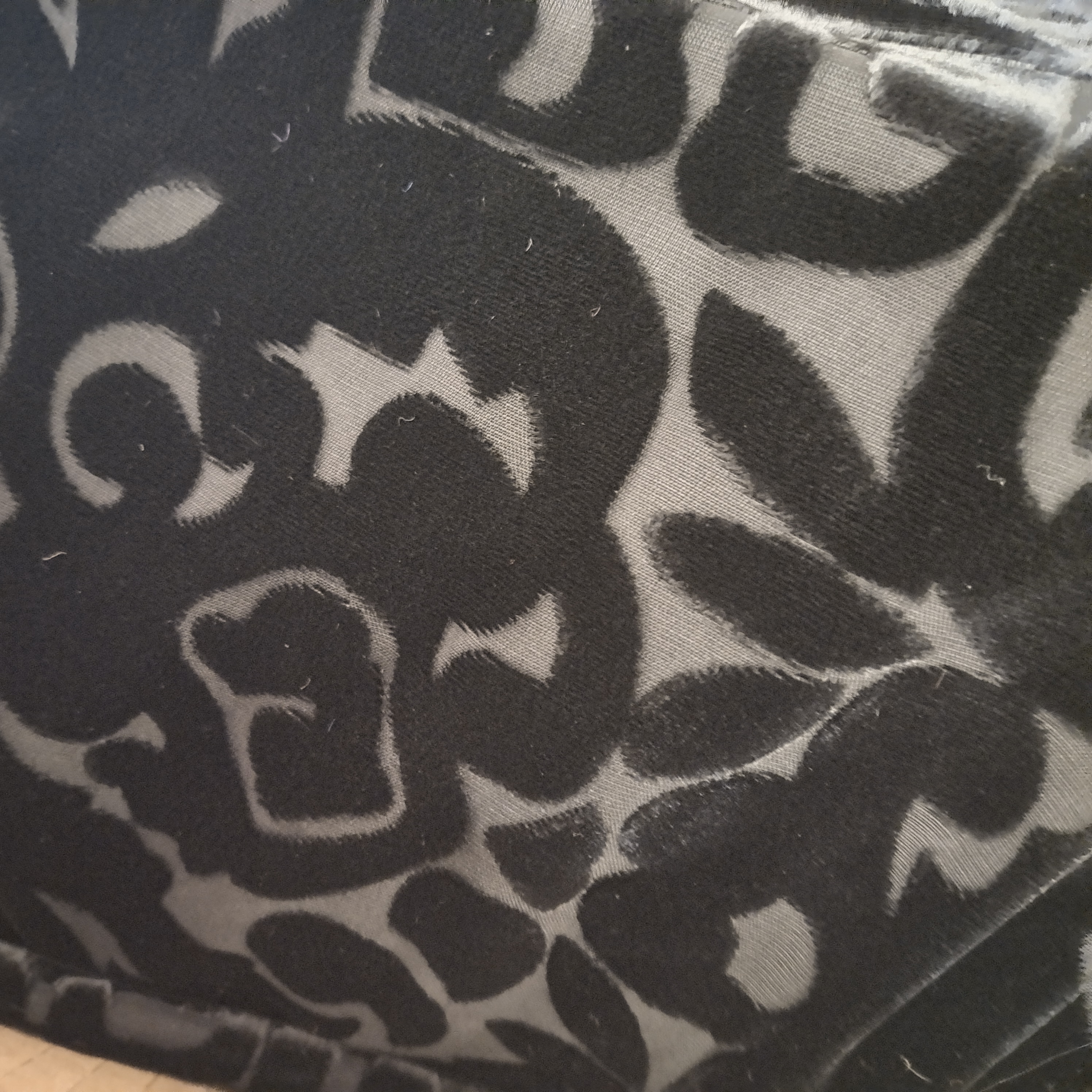 烂花真丝绒色彩艳丽，花型时尚，色彩牢固，面料柔软亲肤，手感顺滑。