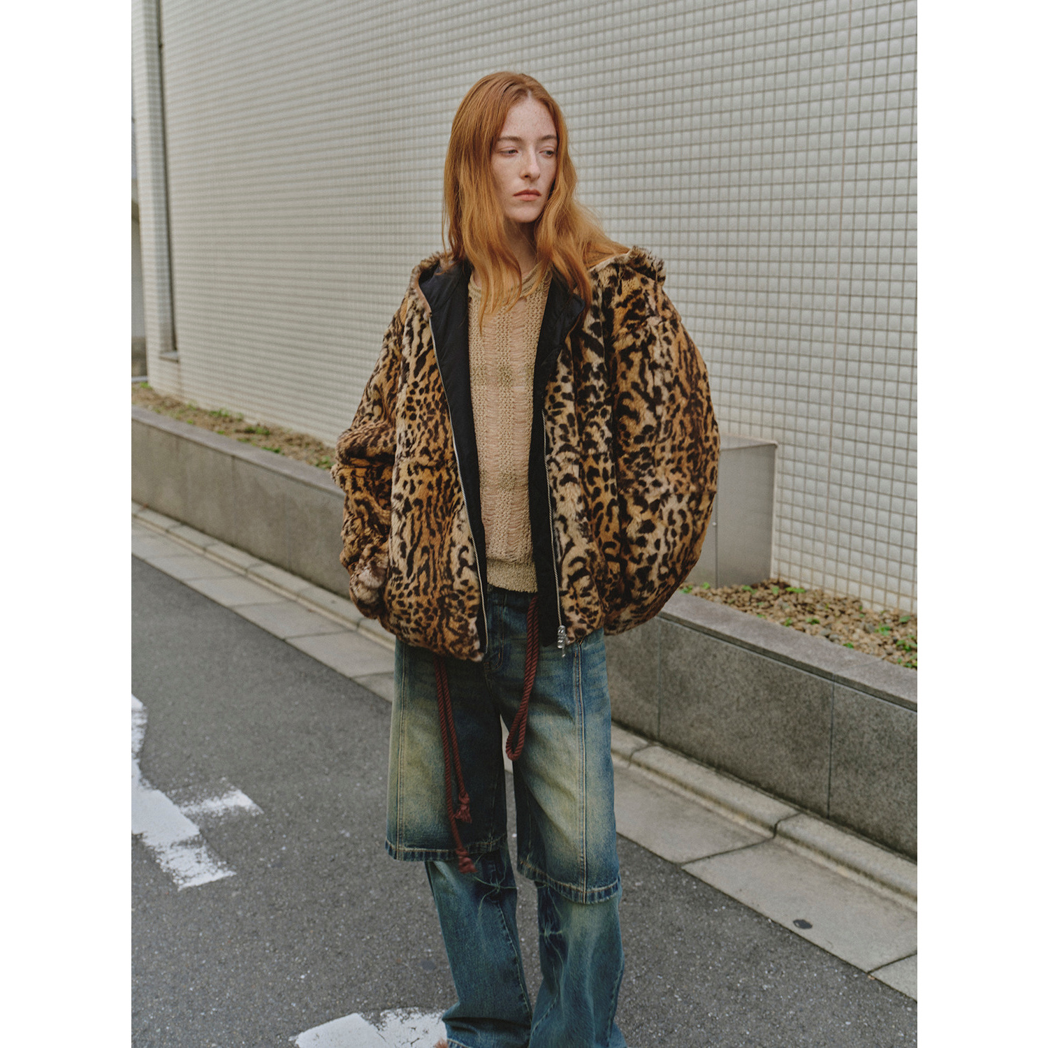 付智恩 豹纹幻想 豹纹斑点印花双面穿落肩带帽兔毛皮草外套2024冬