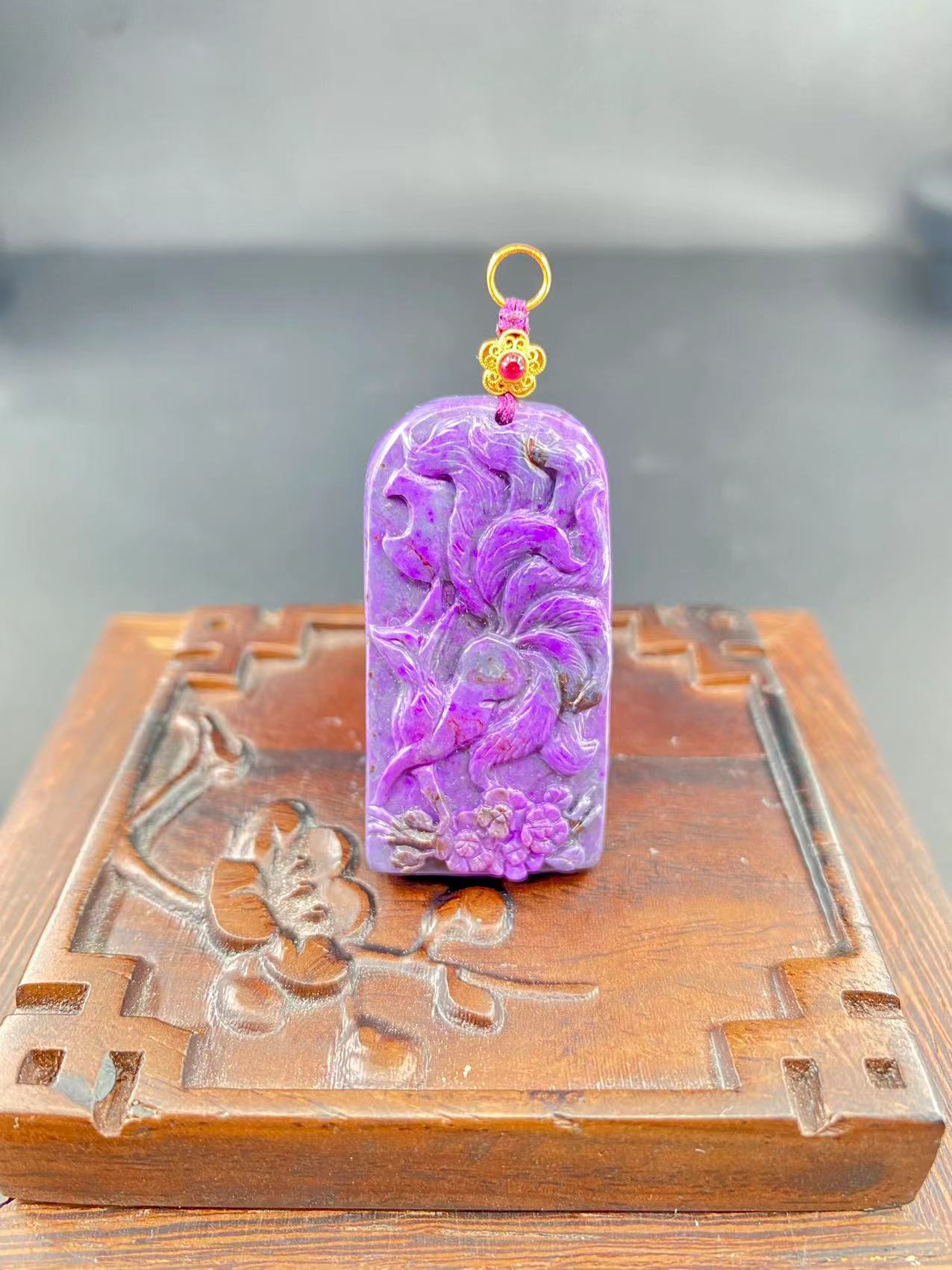 舒俱来 18K金九尾狐雕刻吊坠 南非老料