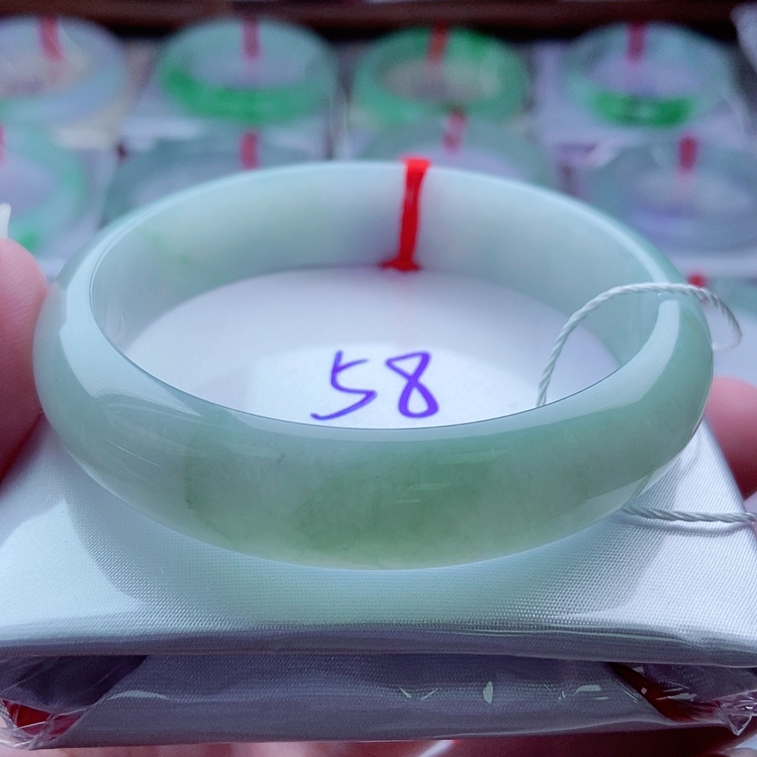 翡翠手镯未镶嵌灵动飘花冰润细腻起胶