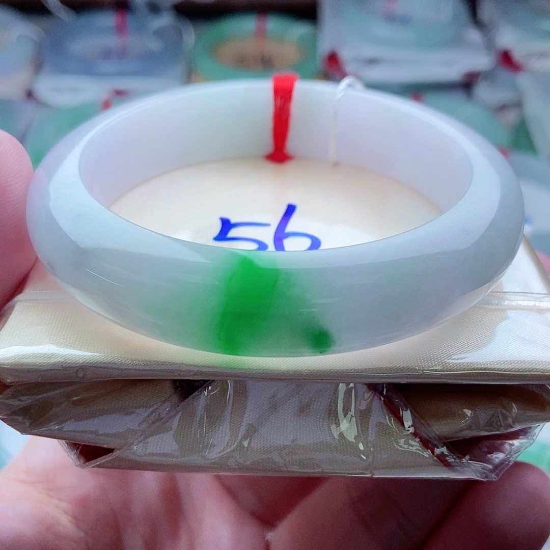 0190编56阳绿白底青藏收优雅镯天然缅甸翡翠A货传承56.3，13.7，9.1