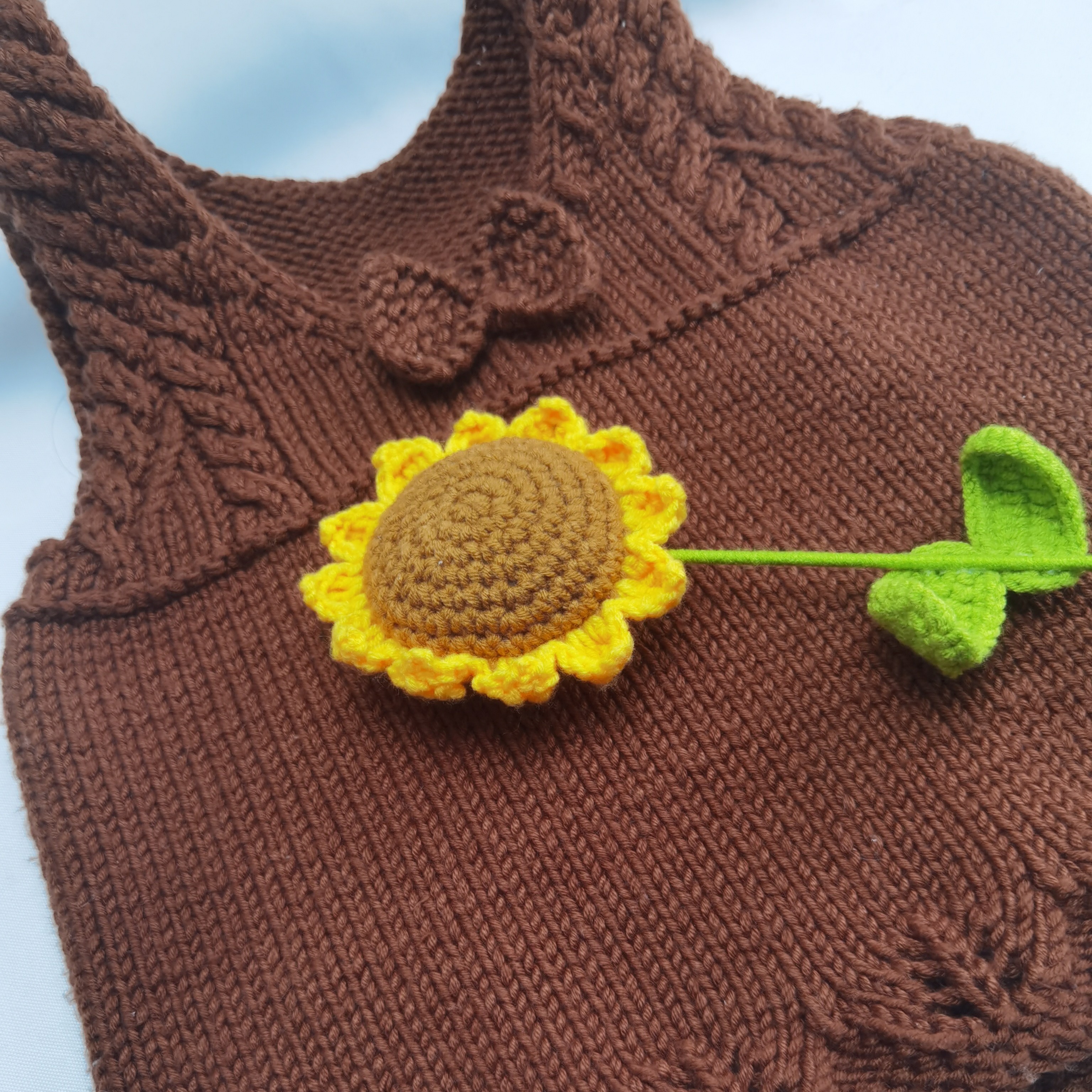 女宝背心裙材料包。不是成品，（是毛线加织针）