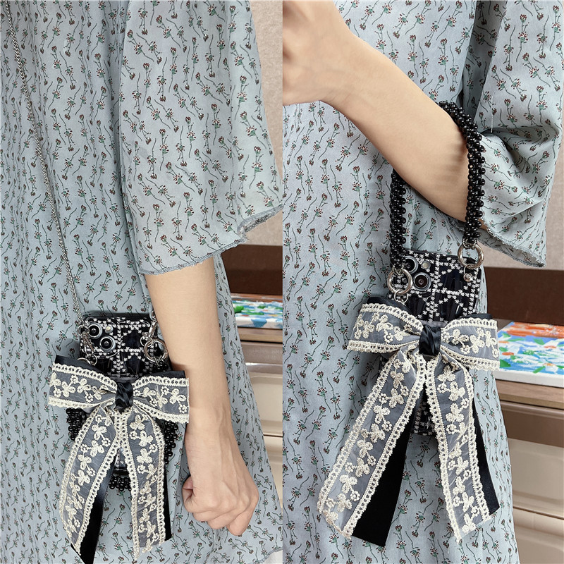 高级感手拎菱格蕾丝蝴蝶结适用iphone15promax斜跨14苹果13手机壳
