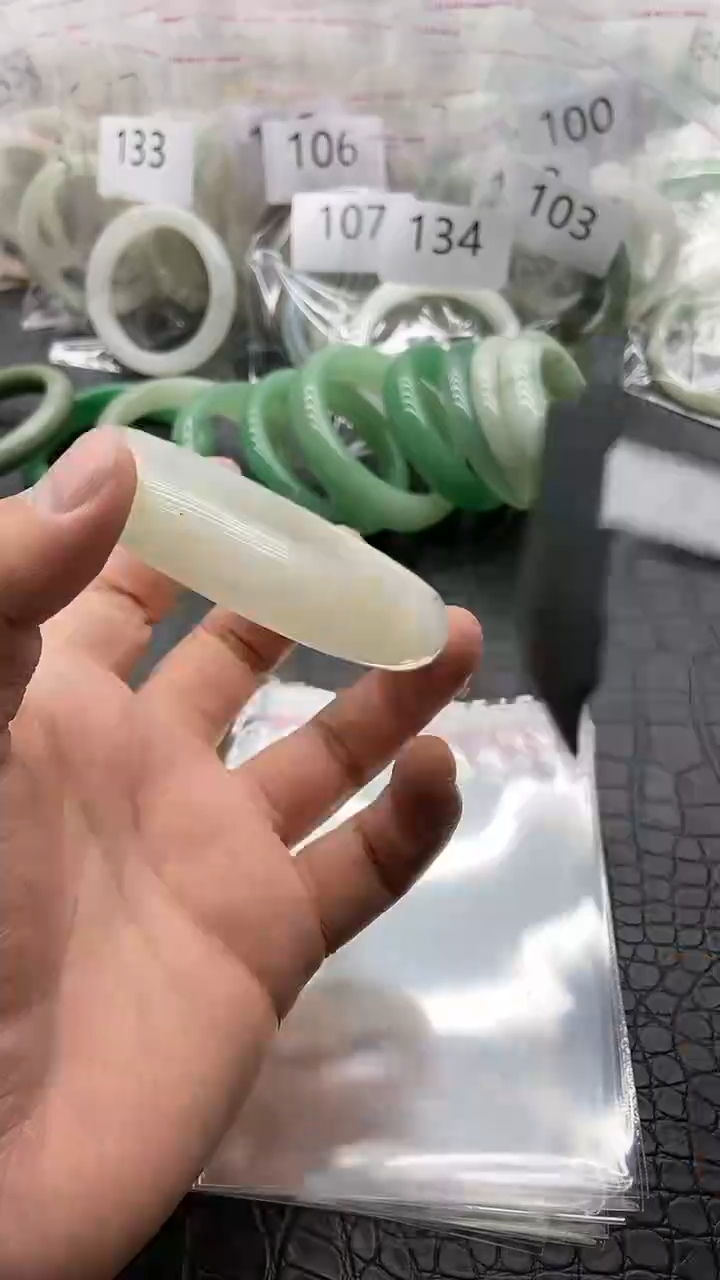 【闪购商品】石英质玉手镯未镶嵌A158