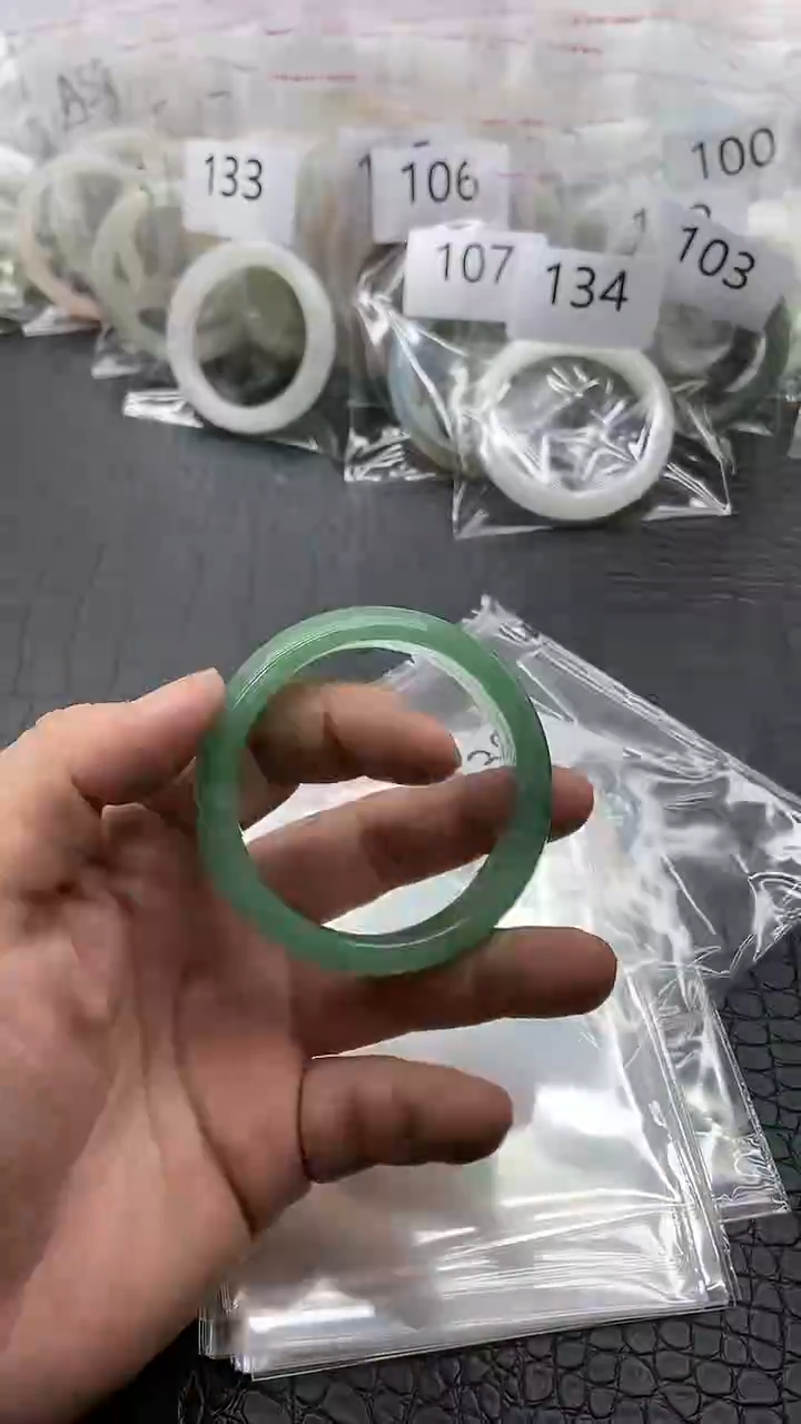 【闪购商品】石英质玉手镯未镶嵌A130