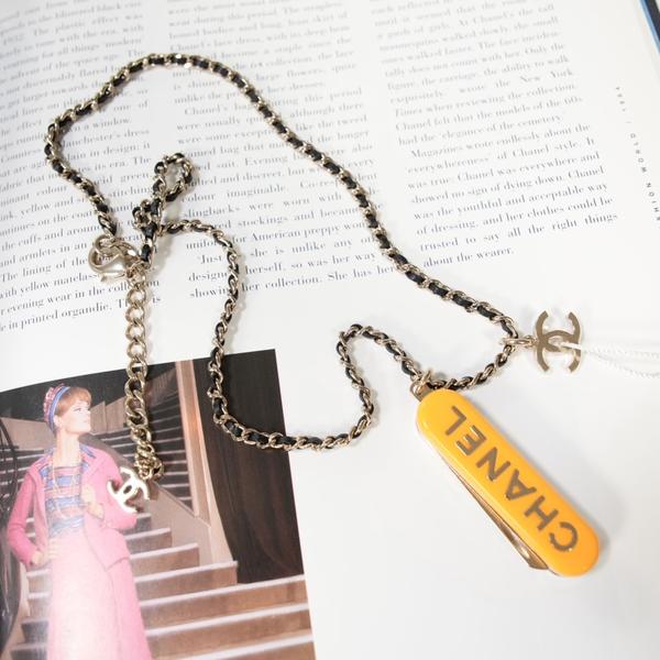 95新 Chanel/香奈儿 Chanel 黄色亚克力梳子吊坠项链
