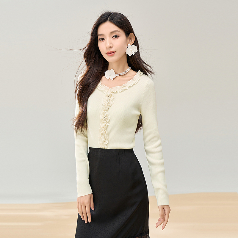 卡拉佛米白色花边设计感针织衫秋季修身低圆领打底上衣843Q038