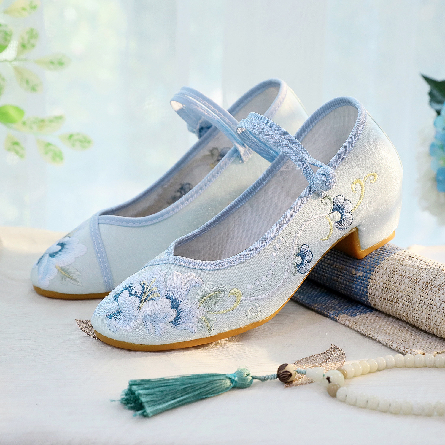 方跟凌月2025新款方跟搭配旗袍汉服鞋中国风民族风单鞋绣花鞋