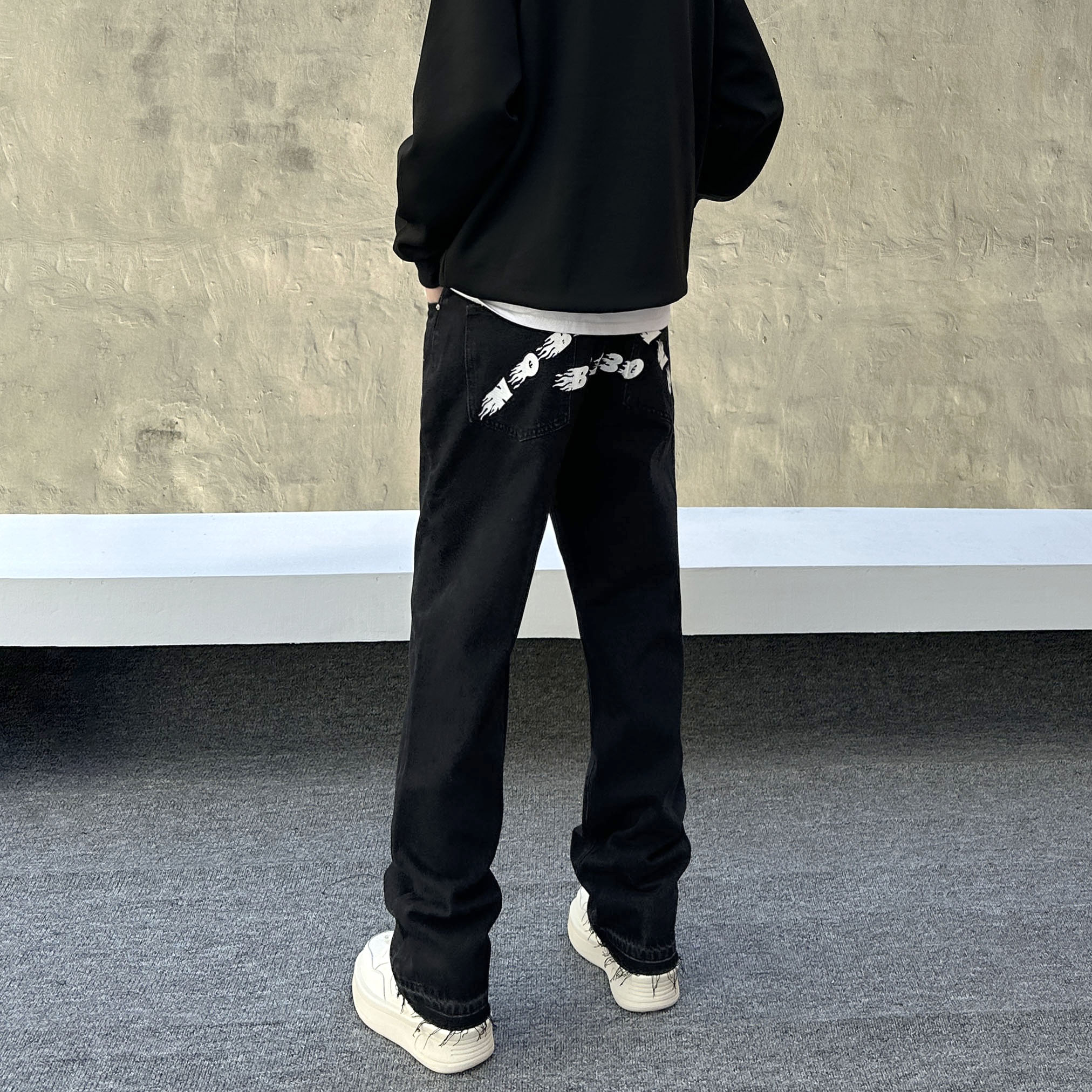 春秋新款黑色牛仔裤男潮牌百搭直筒裤ins毛边印花设计痞帅长裤子