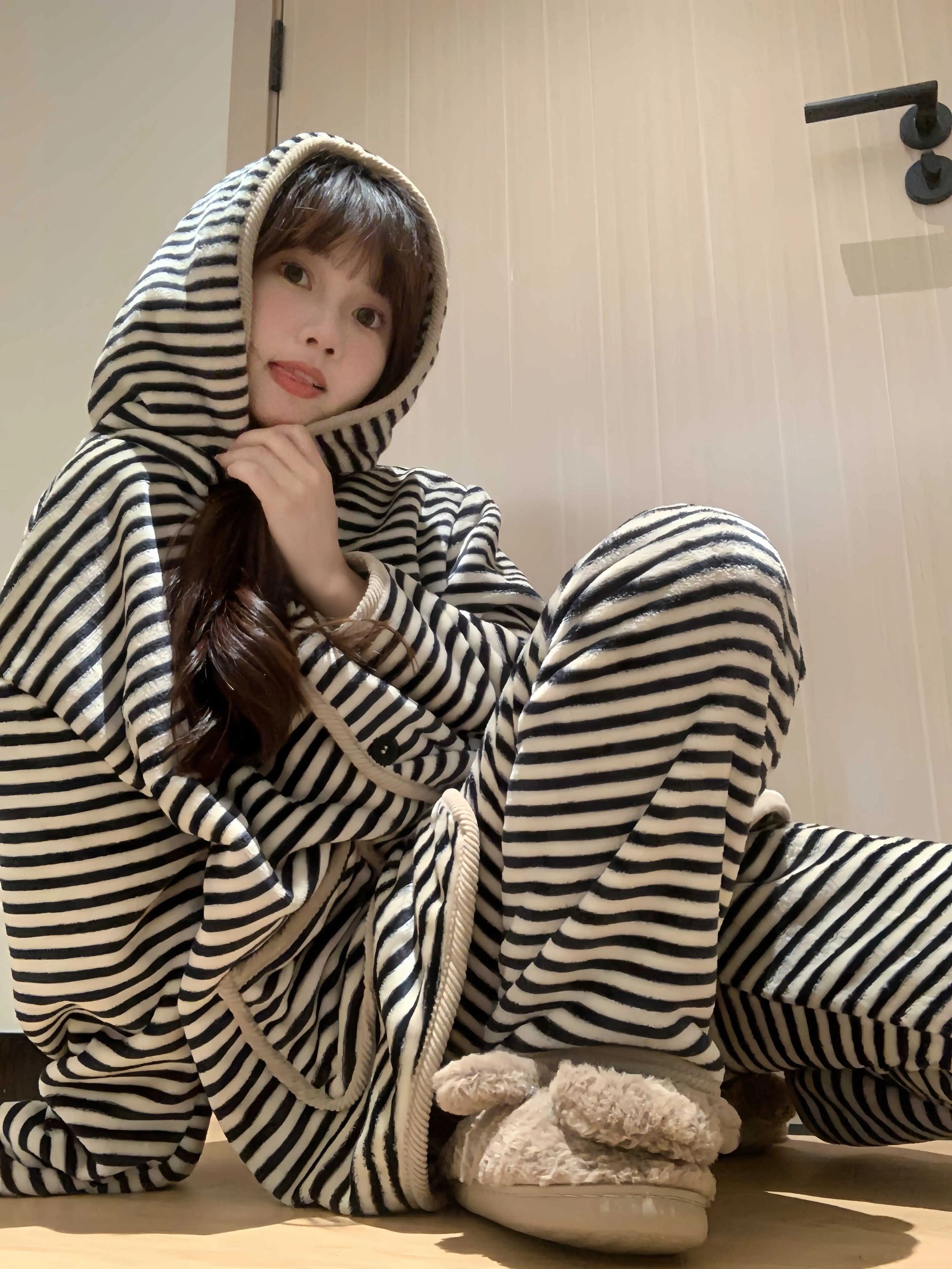 高级感条纹连帽珊瑚绒睡衣女秋冬季新款海岛绒加厚家居服套装睡衣