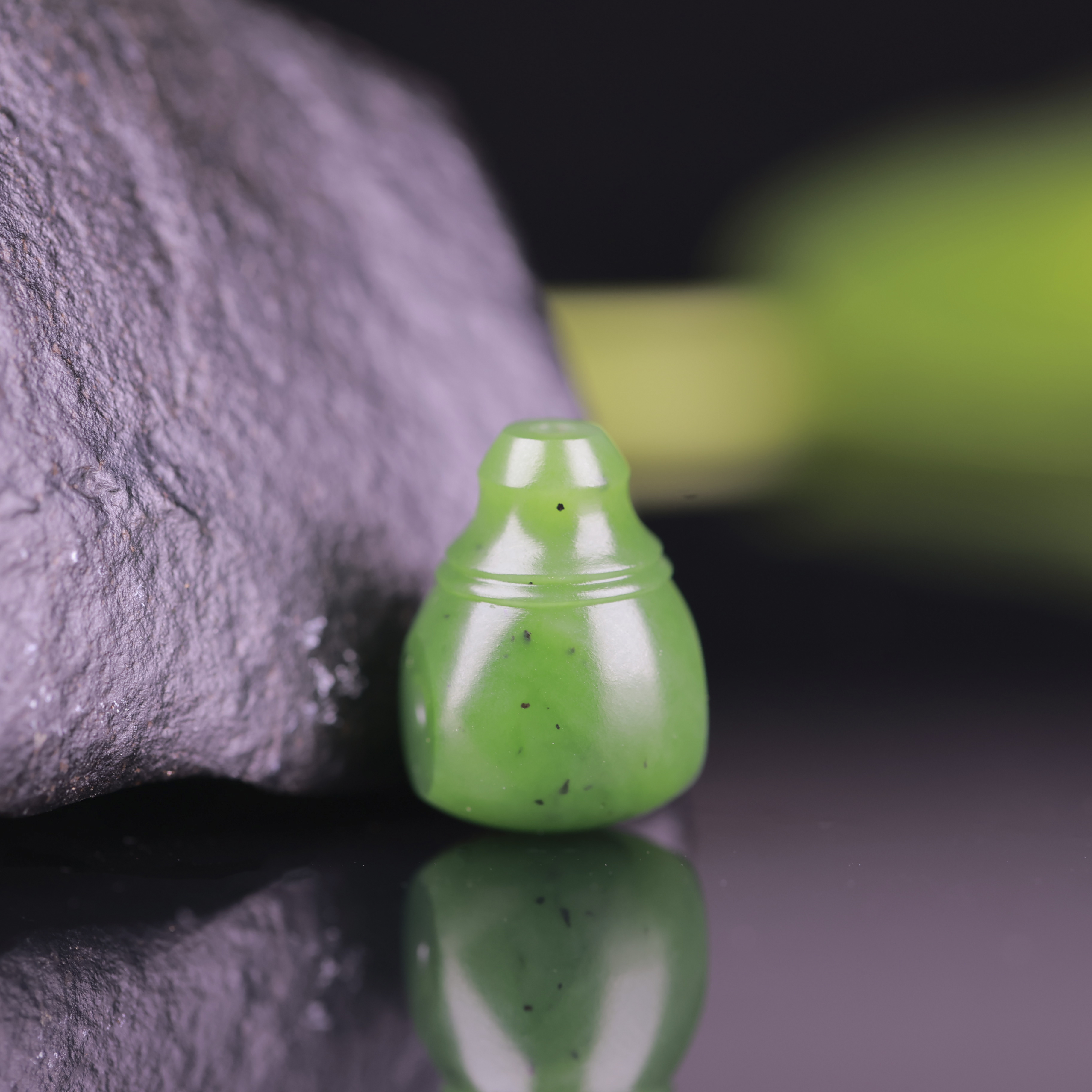 【碧玉三通】5.5克，20*13*13mm纯正菠菜绿，油性足