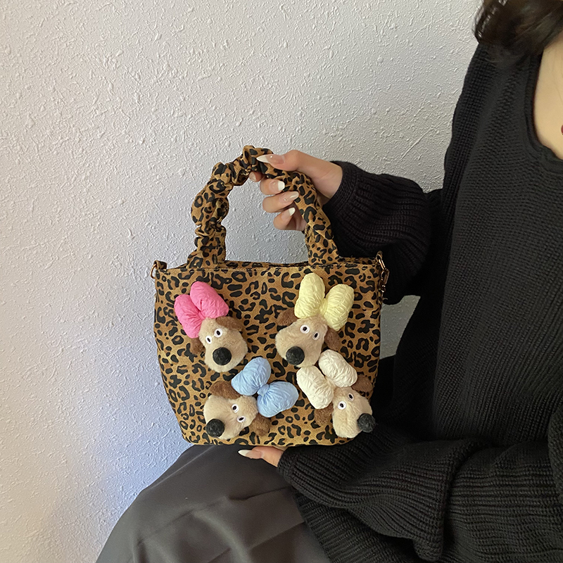 高级感小众包包女秋冬季2024新款时尚斜挎痛包可爱卡通手提水桶包