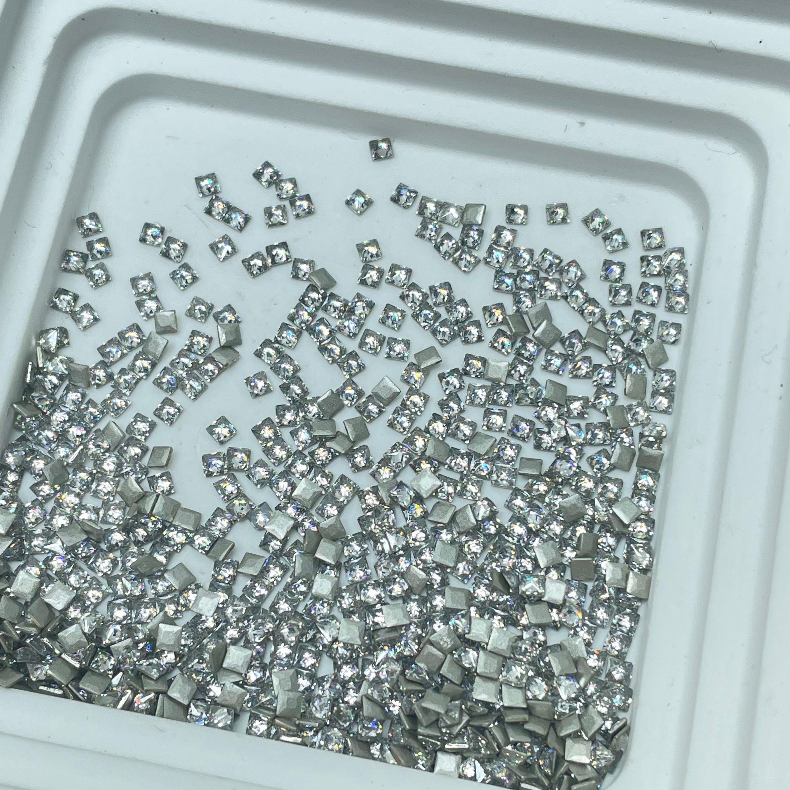 100颗春柚美甲饰品5A锆石平底倒边正方锆石高品质美甲锆石2*2mm