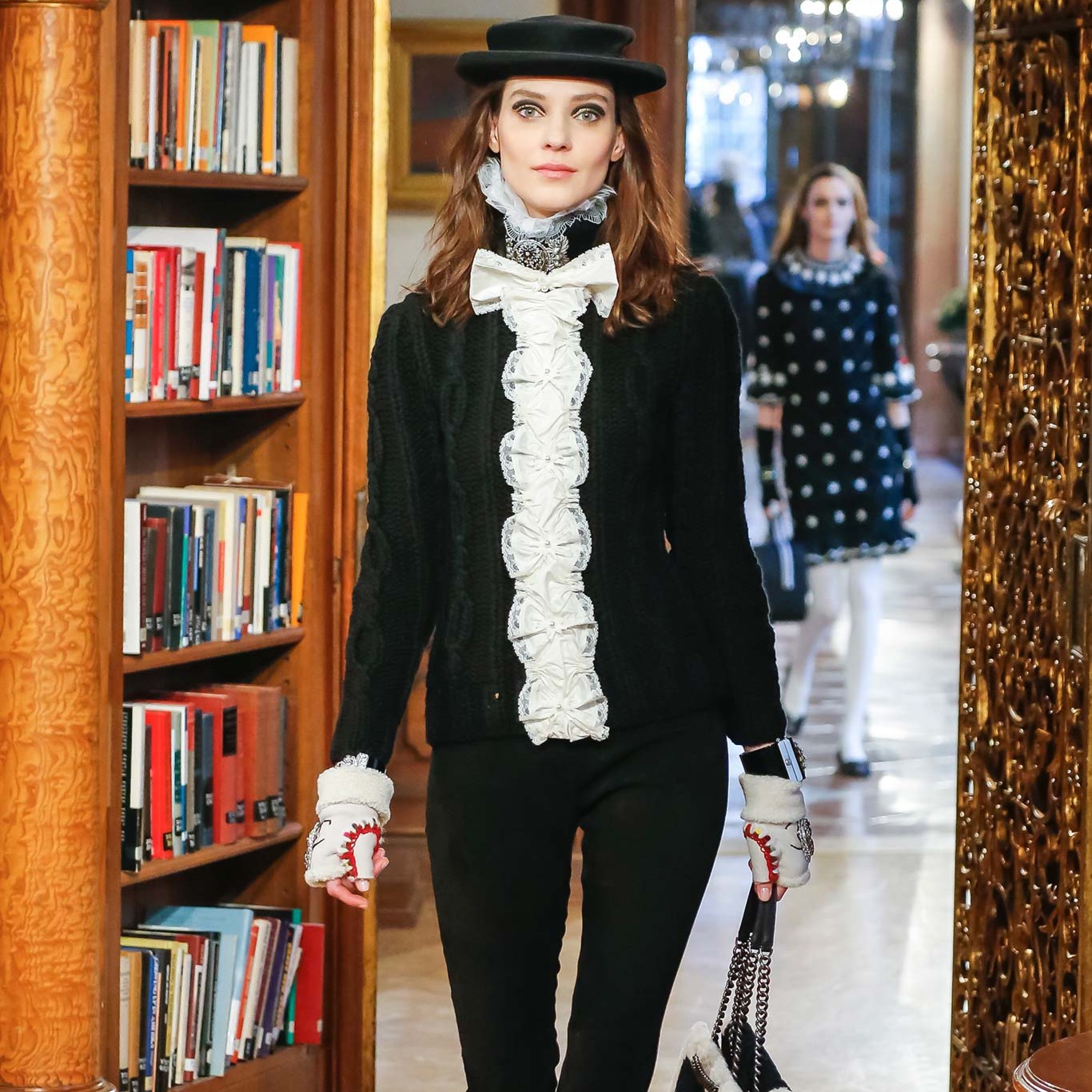全新未使用 Chanel/香奈儿 手工坊羊绒毛衣 带吊牌、备用扣 34码