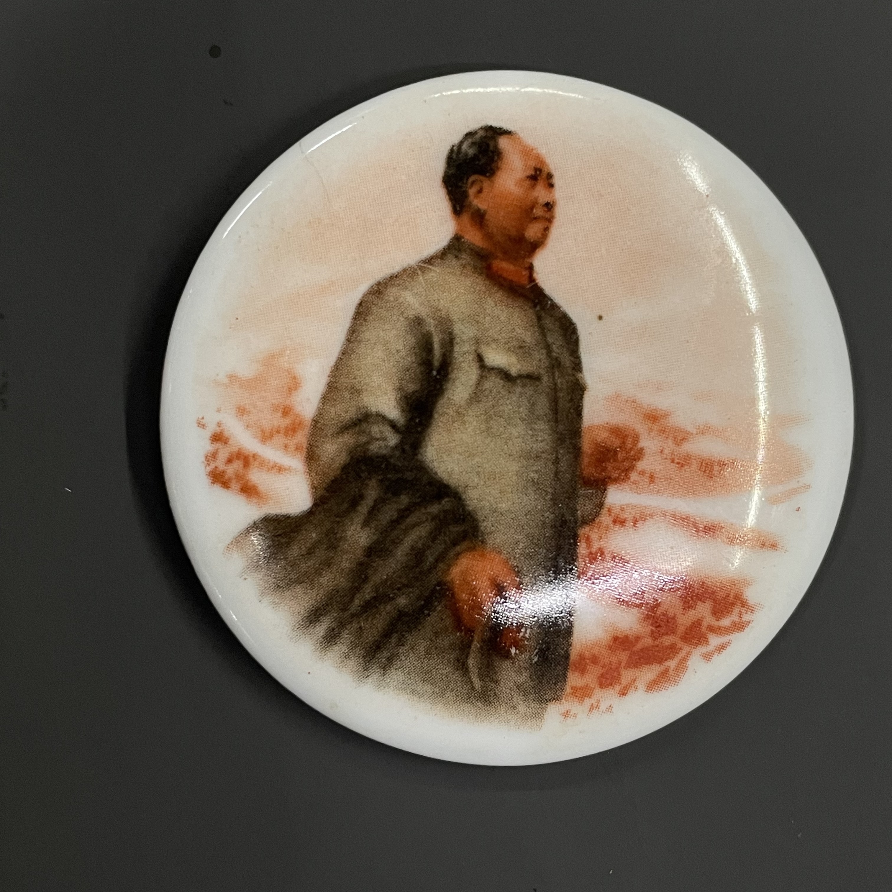 文革时期真品  直径5.1厘米毛主席视察瓷质像章