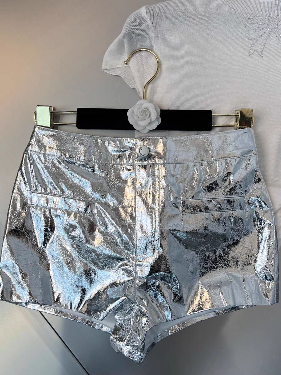 网红2024年春夏季金属银色爆裂纹仿PU欧美辣妹风显瘦短裤飒