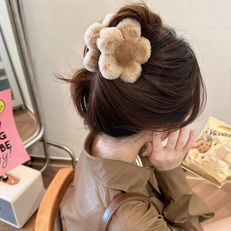 网红花朵毛绒发夹女2023新款后脑勺抓夹高级感秋冬季鲨鱼夹子头饰