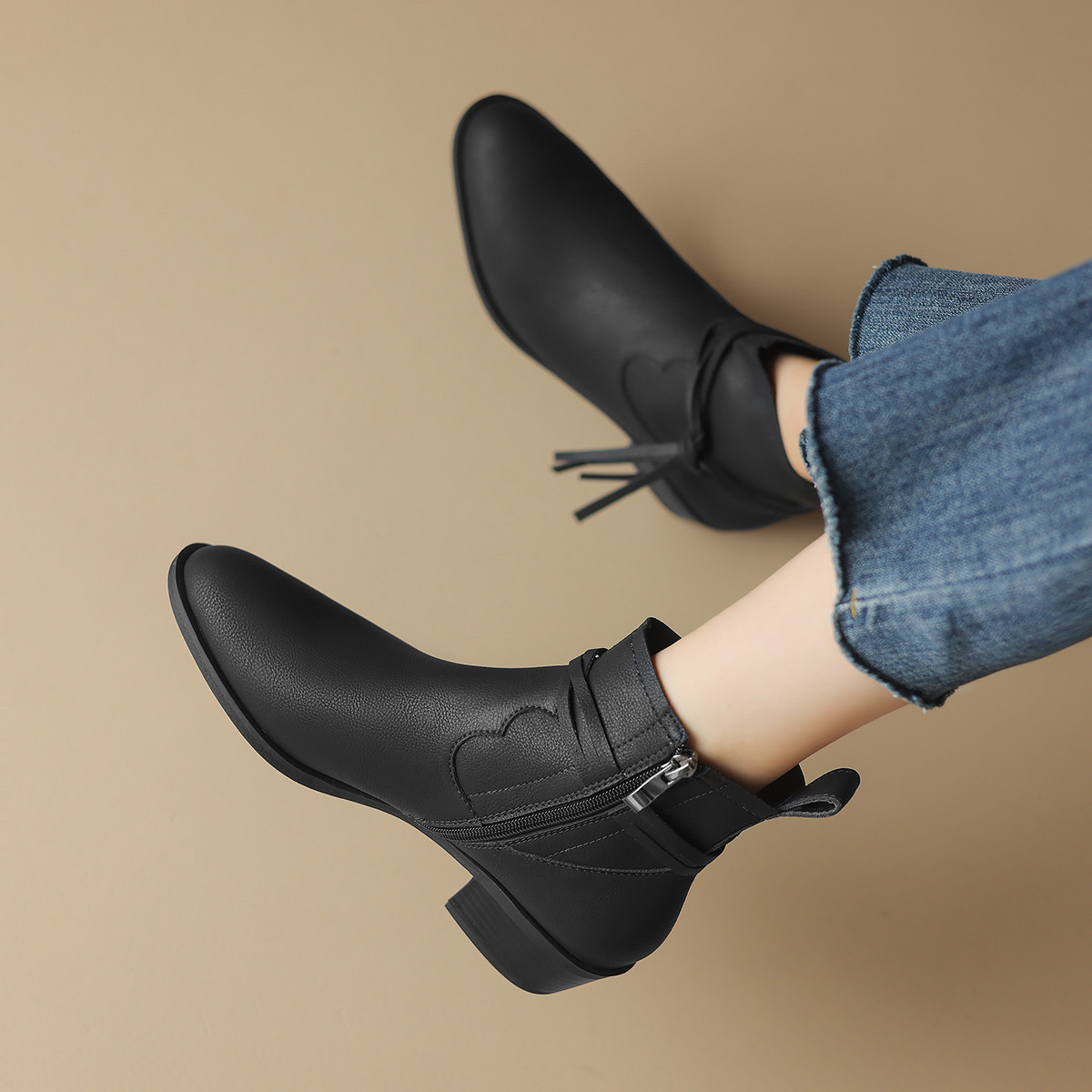 星期六时尚百搭粗跟英伦风靴子秋冬加绒2024冬季女士短靴休闲通勤