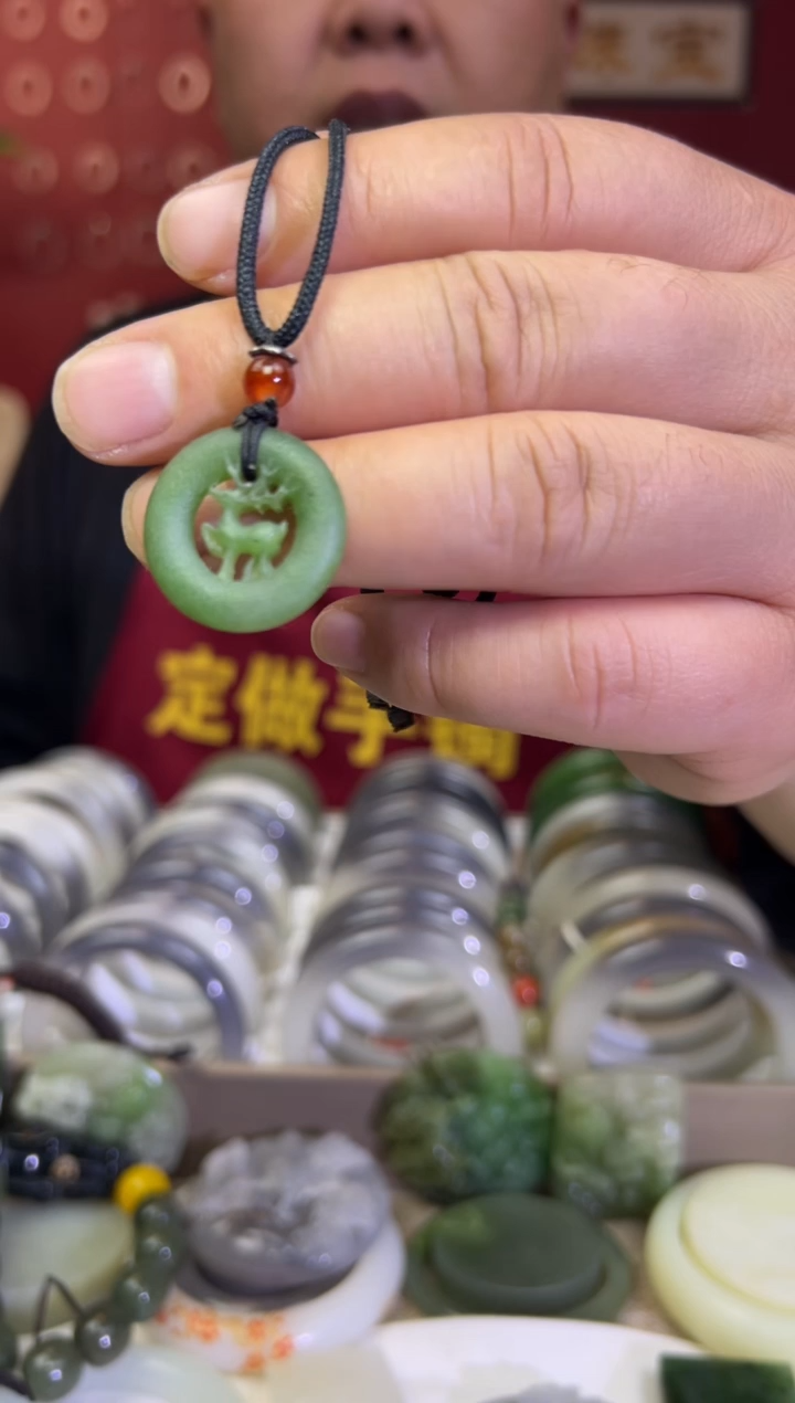 【闪购商品】和田玉吊坠(赠链)未镶嵌碧玉平安牌