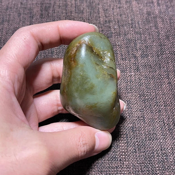 和田玉原石青玉带翠青原石手把件时尚大气俏色通透手工雕刻飘绿润