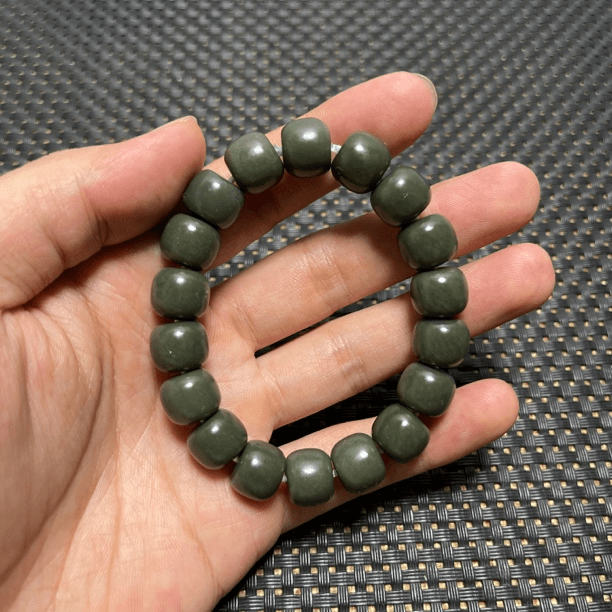 和田玉沙枣青手串