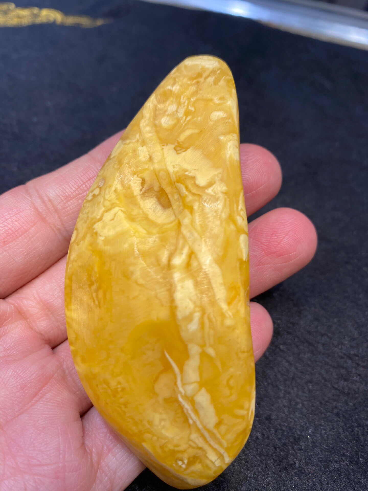 天然蜜蜡满蜡妖白花蜡原石，可手把，重35.9克