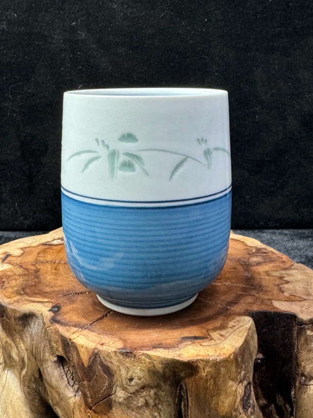 手绘主人杯 茶杯 釉下青花，釉上彩绘，雕刻花纹。