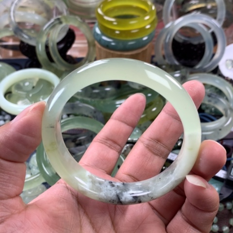 蛇纹石玉手镯未镶嵌