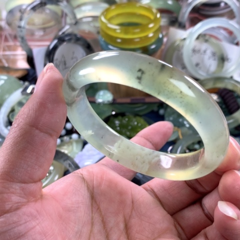 蛇纹石玉手镯未镶嵌