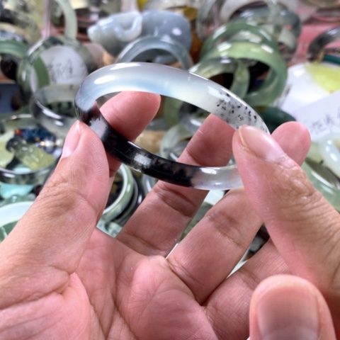 蛇纹石玉手镯未镶嵌