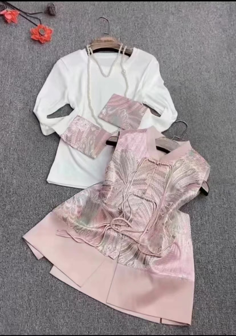 新中式刺绣流苏盘扣国风马甲背心女春装洋气缎面立领无袖坎肩外套