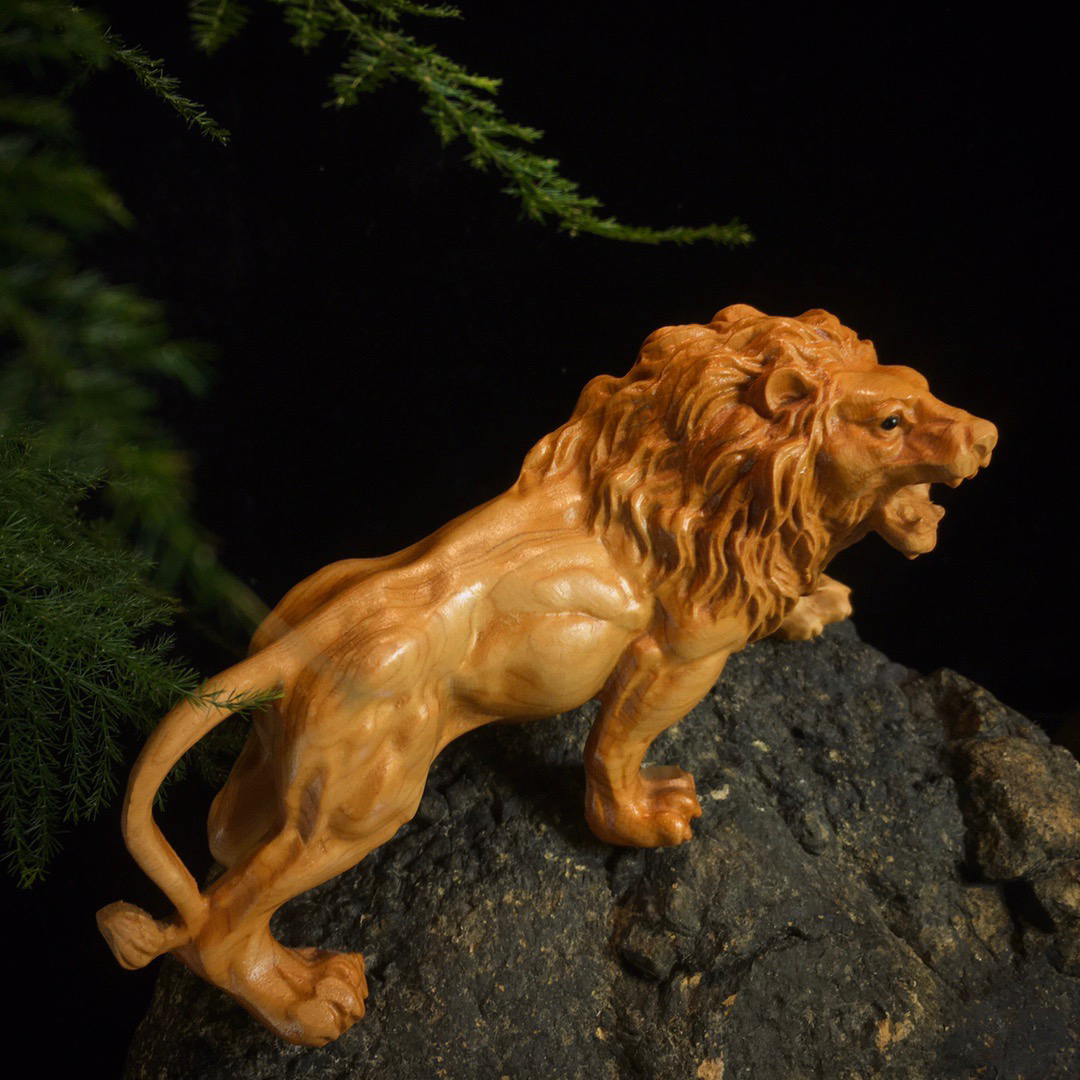 (夏小雨的小店)太行崖柏木森林之王雄狮摆件16x9x5精心镂空雕刻