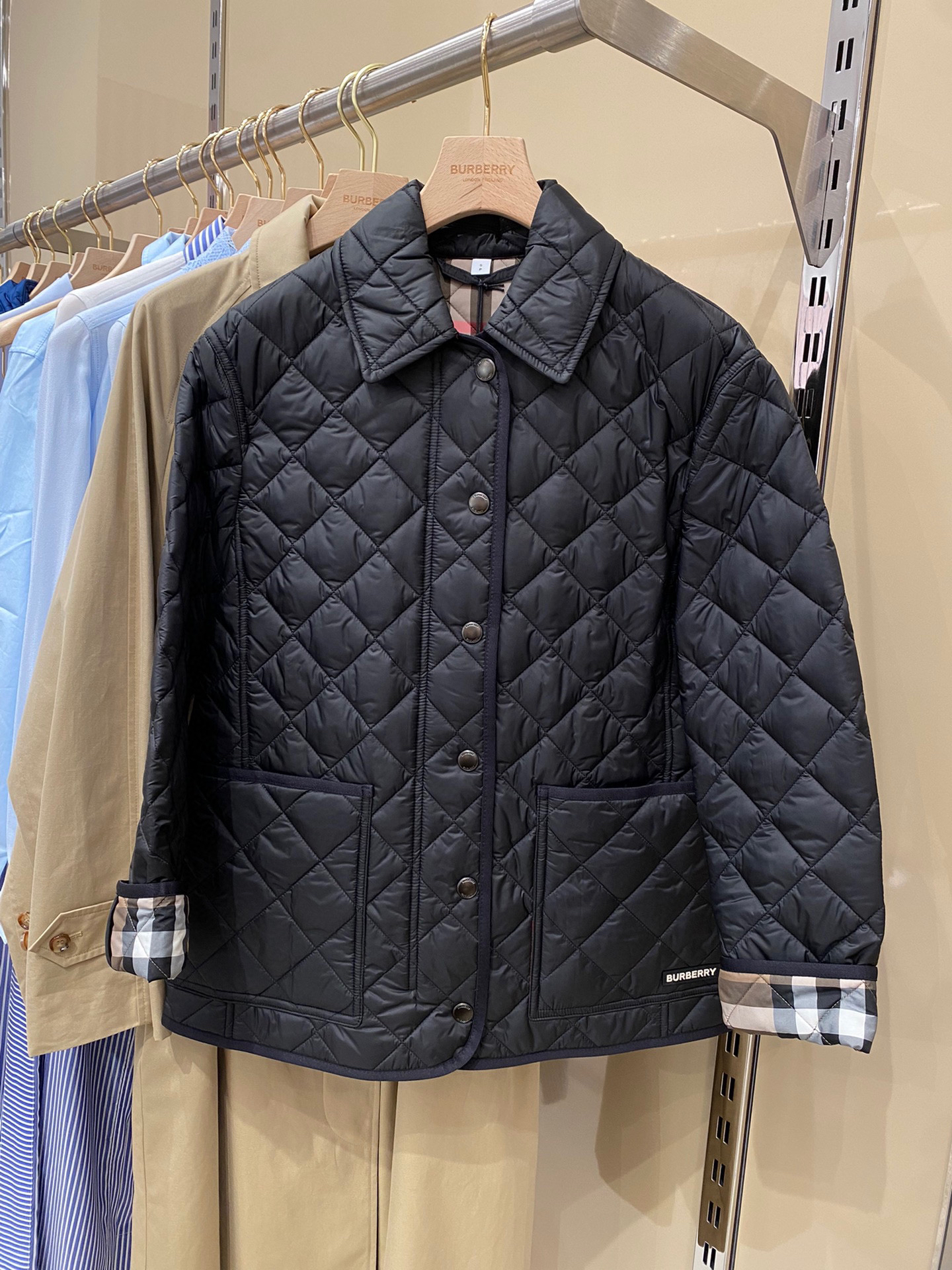 全新未使用 BURBERRY/博柏利 女款棉服 袖口内衬经典色 宽松版型